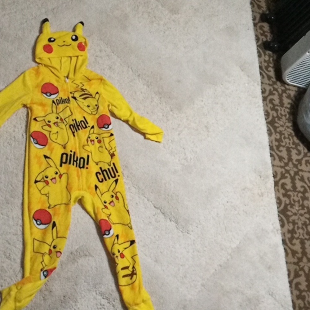 Pokémon Pikachu onesie, size 6/ 7, yellow